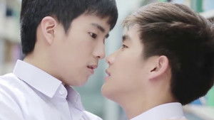 เพื่อนกันไม่ต้องสงสัย háttérkép