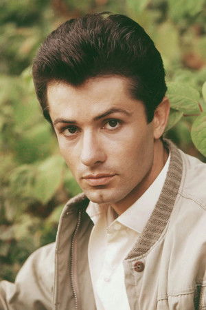 George Chakiris profil kép