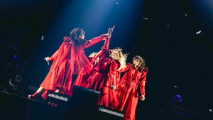 BiSH: And yet BiSH moves. háttérkép